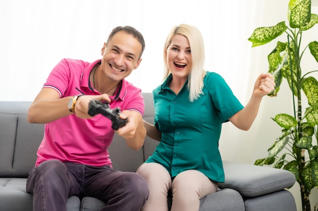 Couple jouant à des jeux vidéo à la maison