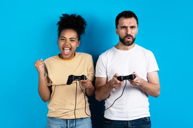 Photo couple jouant à des jeux vidéo