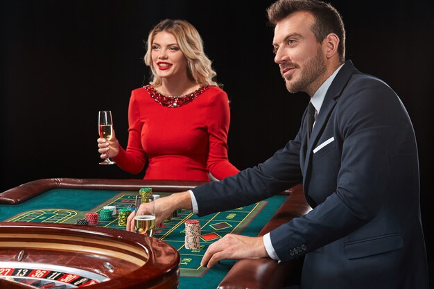 Un couple jouant à la roulette gagne au casino.