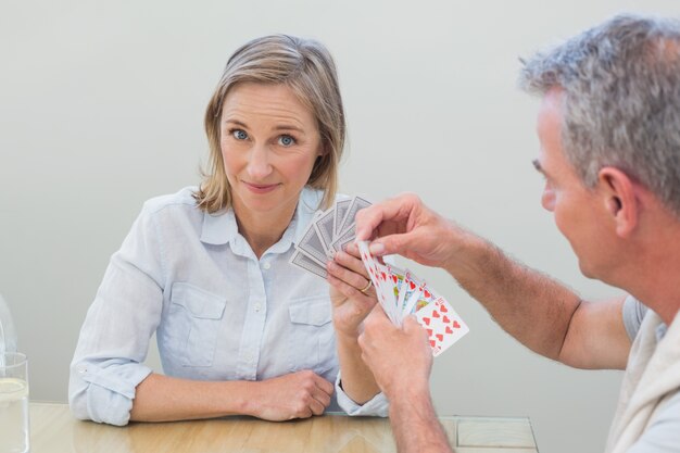 Couple, jouer aux cartes à la maison