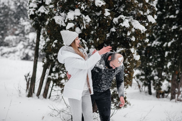 Couple, jouer, neige, forêt