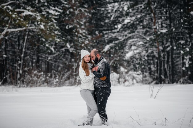 Couple, jouer, neige, forêt