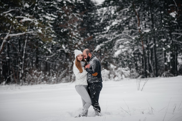 Couple, jouer, neige, forêt