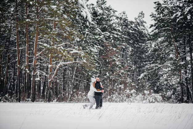 Couple, jouer, neige, forêt