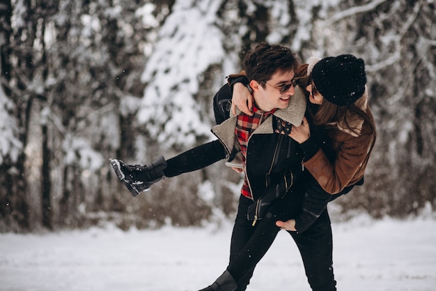 Couple le jour de la Saint-Valentin dans la forêt d&#39;hiver