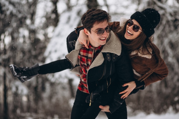 Couple le jour de la Saint-Valentin dans la forêt d&#39;hiver