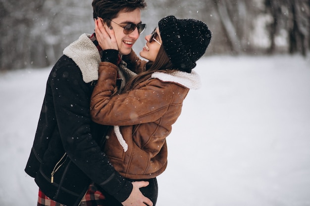 Couple le jour de la Saint-Valentin dans la forêt d&#39;hiver