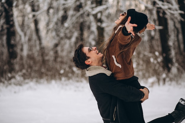 Couple le jour de la Saint-Valentin dans la forêt d&#39;hiver