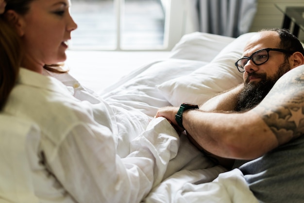 Un couple joyeux passe du temps ensemble