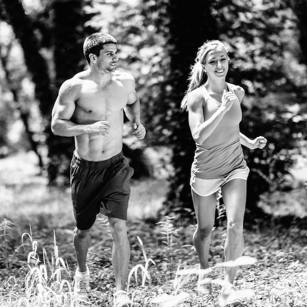 Un couple joyeux en train de faire du jogging.