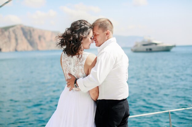 Couple juste marié sur yacht. Heureuse mariée et le marié le jour de leur mariage