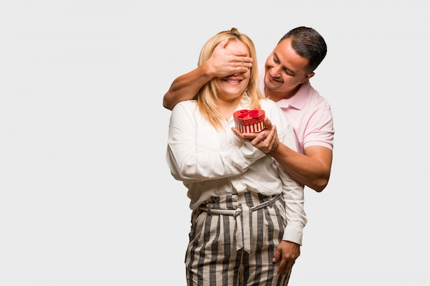 Couple latin âgé célébrant la Saint Valentin