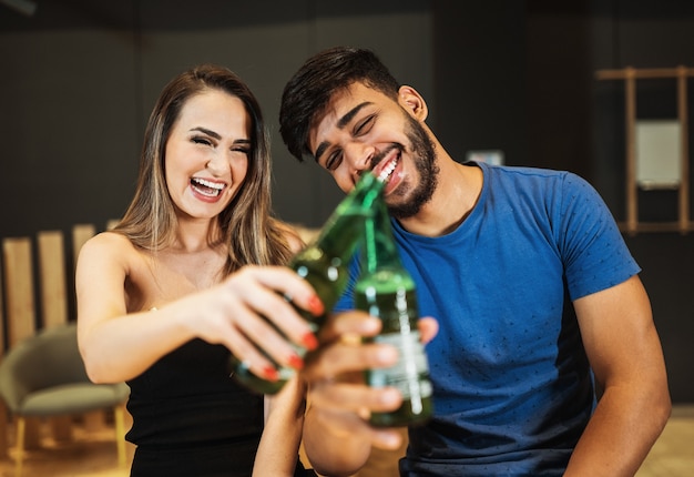 Photo couple latin buvant de l'alcool au bar