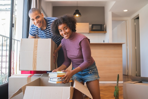 Couple latin déballant dans leur nouvelle maison.