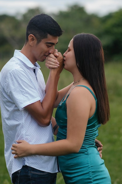 Couple latin montrant tout son amour