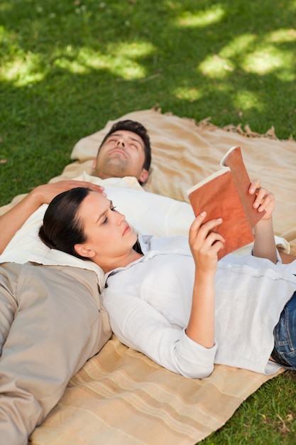 Couple de lecture dans le parc