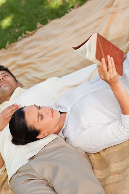 Couple de lecture dans le parc