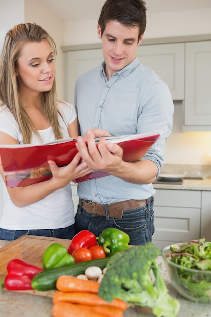 Couple, lecture, livre cuisine, ensemble