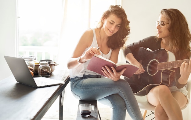 Couple lesbien ensemble à l&#39;intérieur du concept