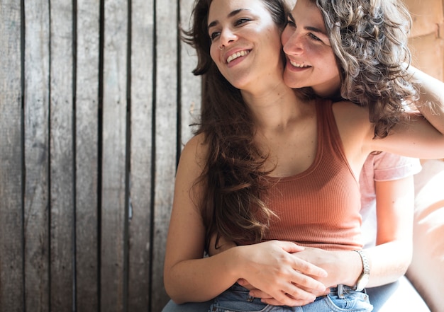 Couple lesbien ensemble à l&#39;intérieur du concept