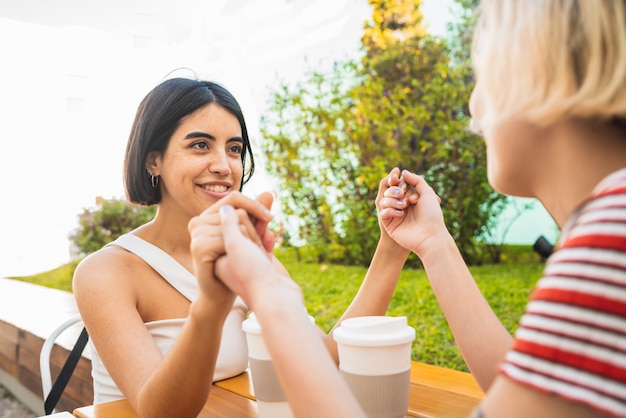 Couple de lesbiennes aimantes ayant une date au café.