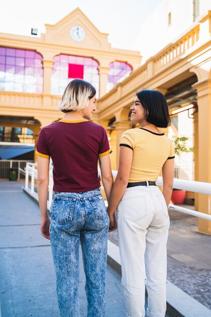 Couple de lesbiennes aimantes dans la rue