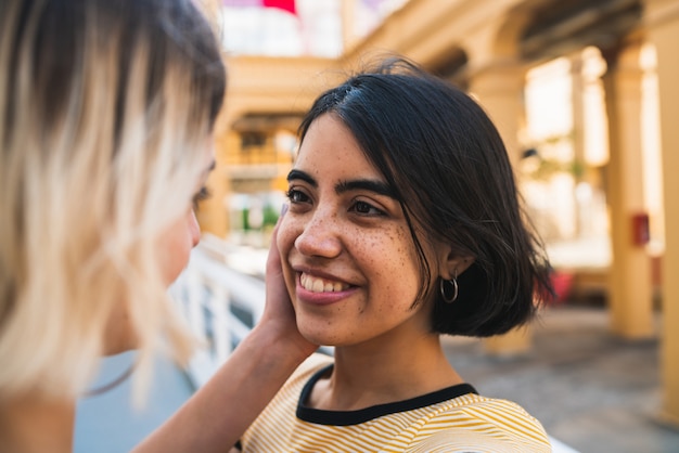 Photo couple de lesbiennes aimantes dans la rue