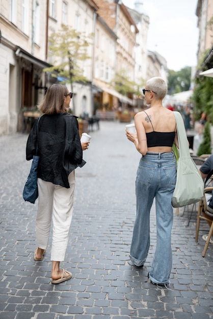 Couple de lesbiennes élégant marchant dans la rue