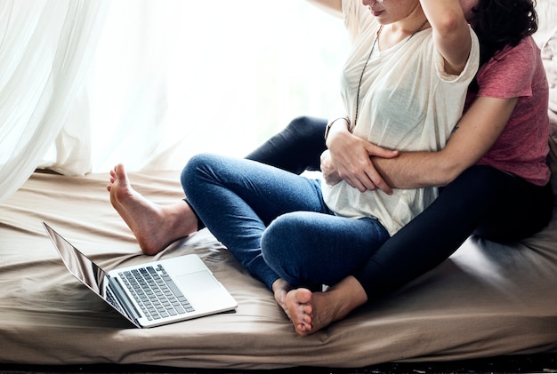 Couple de lesbiennes ensemble à l&#39;intérieur du concept