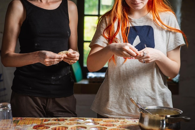 Couple de lesbiennes faisant des activités culinaires communes dans la cuisine
