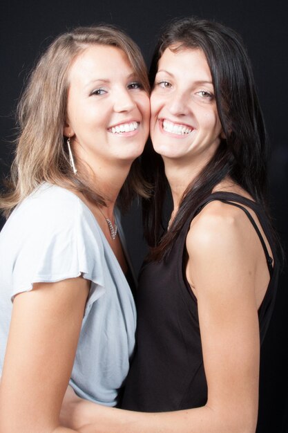 Couple de lesbiennes fille ou deux amies souriantes