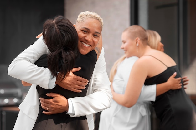 Photo couple de lesbiennes avec des invités à leur mariage