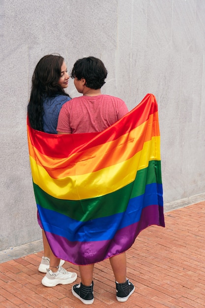 Un couple de lesbiennes latines profite de la compagnie de l'autre tout en célébrant la fierté