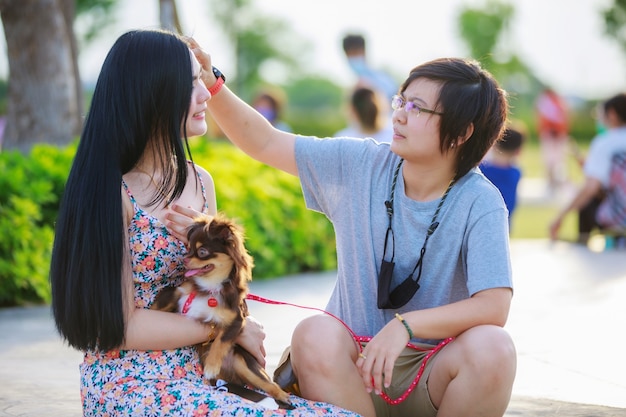 couple de lesbiennes LGBT asiatiques moments d'amour bonheur