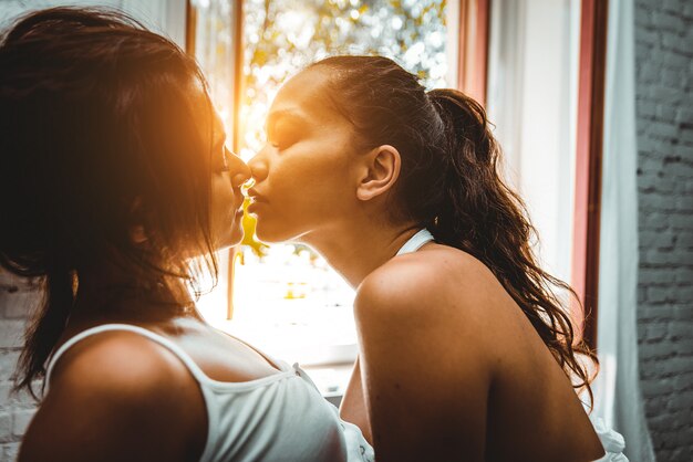 Couple de lesbiennes à la maison