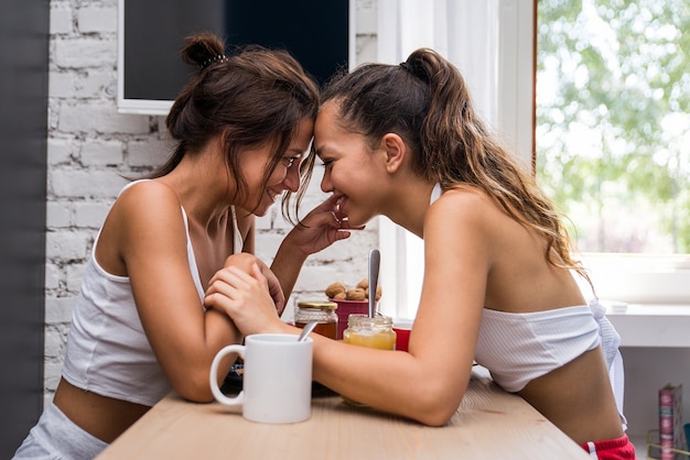 Couple de lesbiennes à la maison