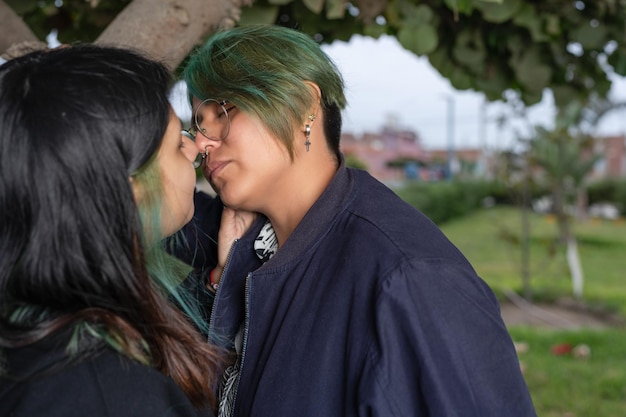 Couple de lesbiennes sur le point de s'embrasser à l'extérieur