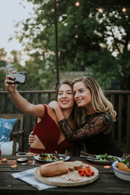 Couple de lesbiennes prenant un selfie