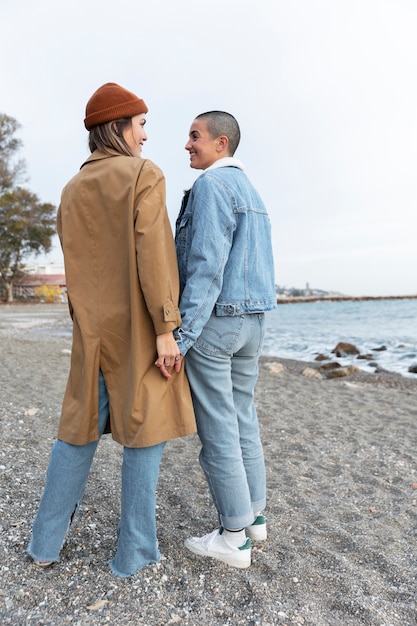 Photo couple de lesbiennes s'amusant ensemble