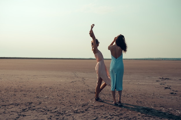 Couple de lesbiennes s'amuser sur la plage Belles femmes amis heureux se détendre près de la mer