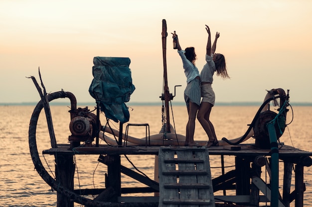 Couple de lesbiennes s'amuser sur la plage Belles femmes amis heureux se détendre près de la mer