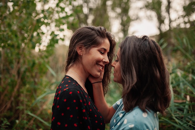 Un couple de lesbiennes s'embrassant alors qu'ils se tiennent sur terre.