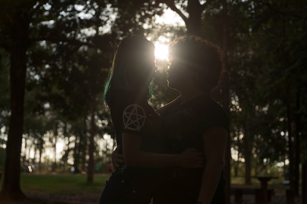 Couple de lesbiennes en séance photo dans le parc