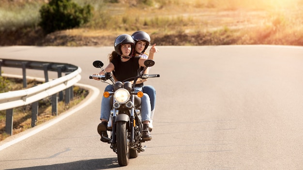 Photo couple de lesbiennes en voyage à moto