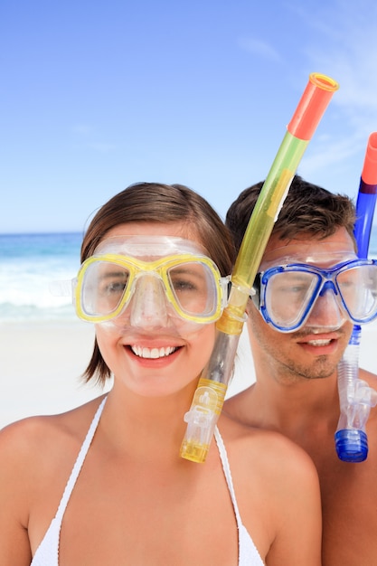 Couple avec leur masque à la plage