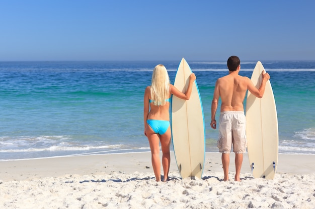 Couple avec leurs planches de surf