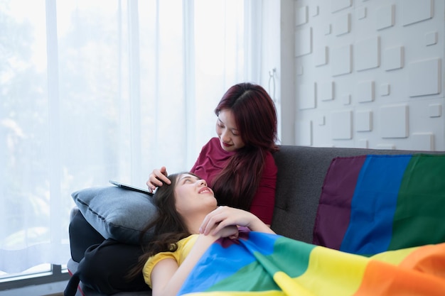 Le couple LGBT avec des activités de vacances à la maison, comme taquiner, parler, regarder des films, écouter de la musique, manger des collations de bonne humeur