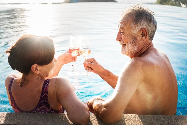 Un couple en lune de miel profitant de l&#39;été