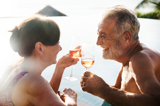 Un Couple En Lune De Miel Profitant De L'été