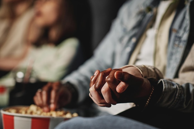 Couple main dans la main au cinéma